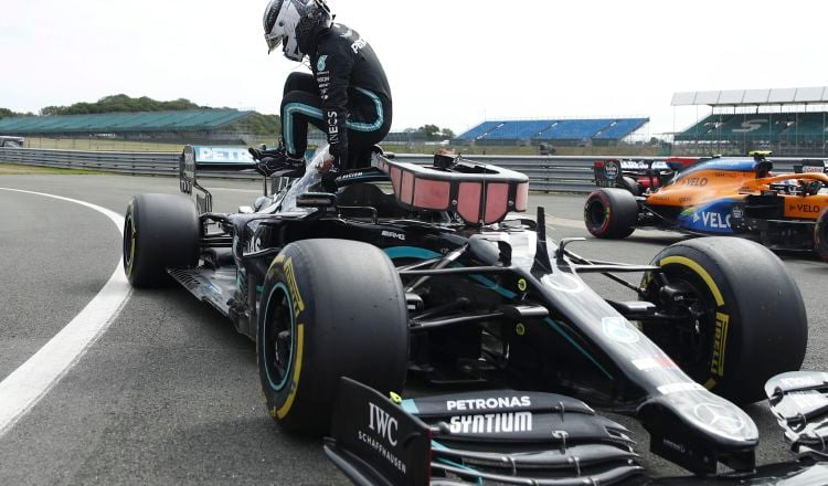 El piloto finlandés Valtteri Bottas, sale de su coche después de conseguir la 'pole position' durante la sesión de clasificación del Gran Premio del 70 Aniversario de F1. Foto:EFE