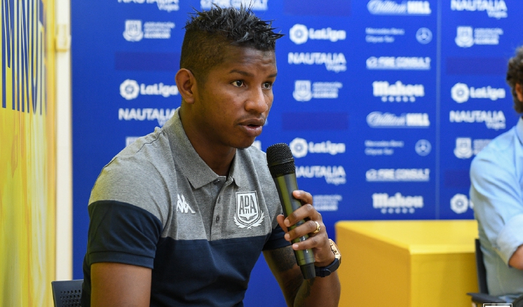 Fidel Escobar fue presentado ayer por su nuevo equipo, Alcorcón. Foto: AD_Alcorcon