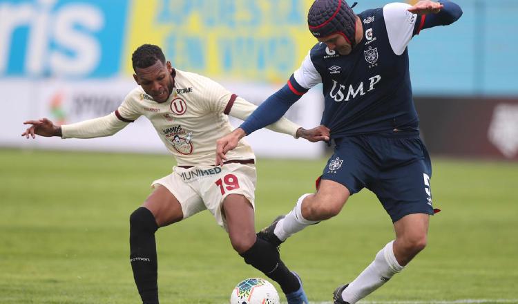 Alberto Quintero (izq.) en el partido de Universitario. Foto: @Universitario