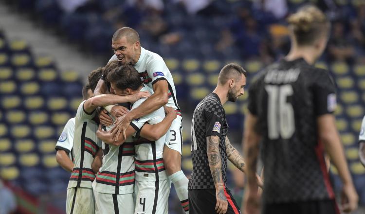 Jugadores de Portugal festejan. Foto:EFE