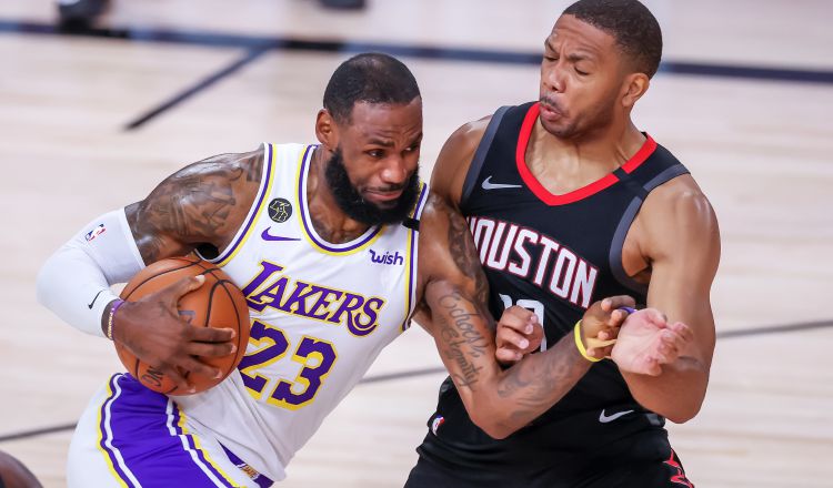 LeBron James de los Lakers (iz.) y Eric Gordon de los Rockets. Foto:EFE