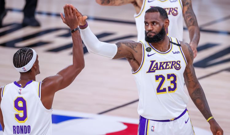 LeBron James (der.) de los Lakers festeja con Rajon Rondo. Foto:EFE