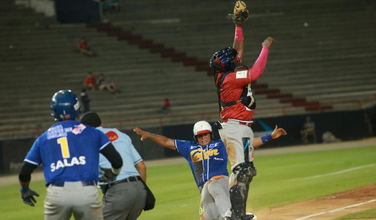 Colón y Panamá Metro abren el torneo mayor de béisbol. Foto: Anayansi Gamez