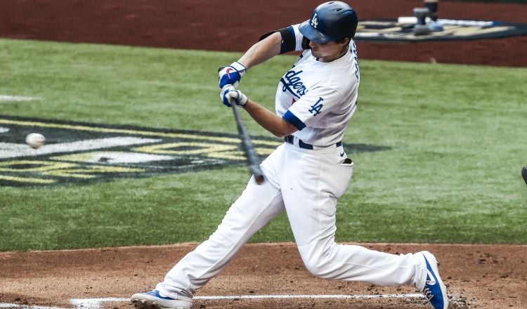 Corey Seager pegó un jonrón. Foto:EFE