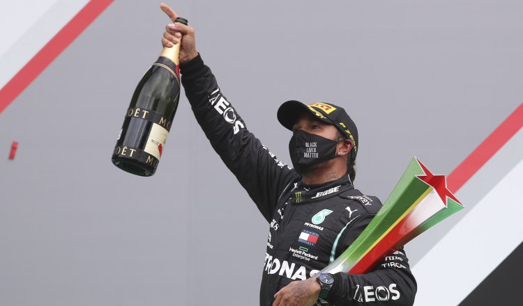 Lewis Hamilton festeja el haber ganado el GP de Portugal. Foto:EFE