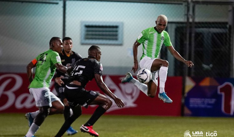 César Medina (izq.), anotó el gol del equipo verde del Alianza. Foto:LPF