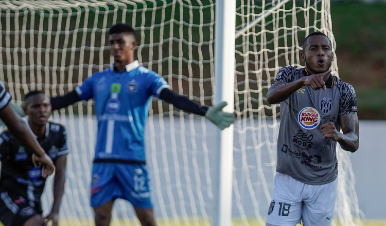 Alfredo Stephens del CAI (der.) festeja su gol ante Tauro.  Foto:@LPF