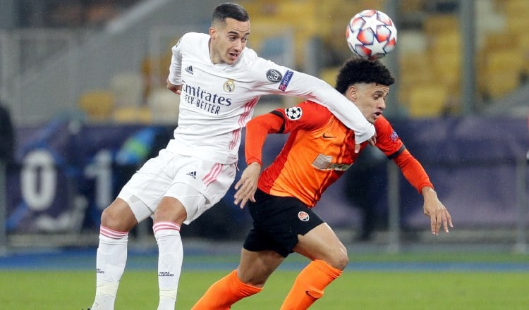 Lucas Vázquez del Madrid y Taison del Shakhtar. Foto:EFE