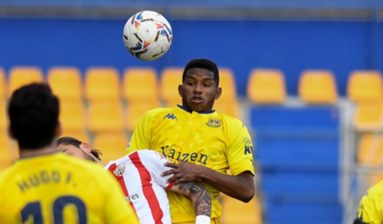 Fidel Escobar (der.) salta por el balón. Foto:@AD_Alcorcon