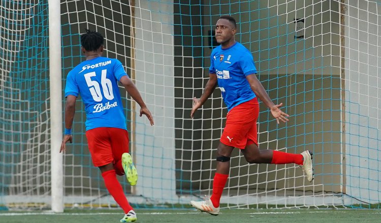 Luis Tejada festeja el gol placino (izq) y Richard Peralta (der.) de penal dio el triunfo a Tauro. Foto:LPF