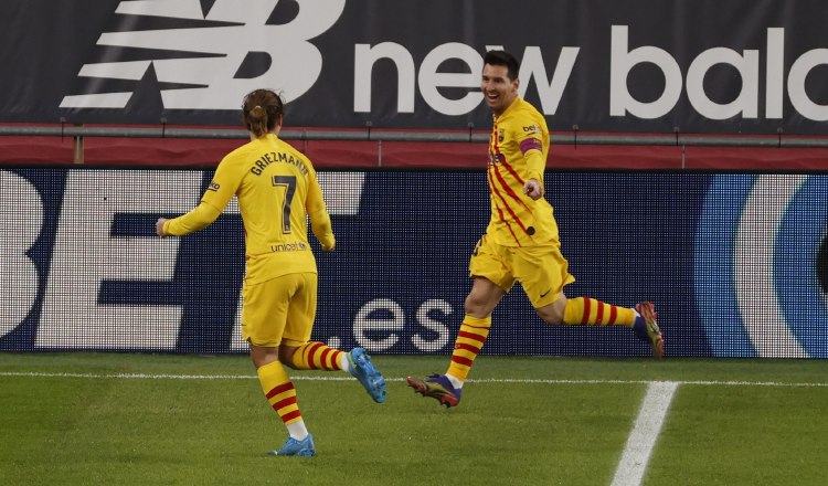 Messi (der.) celebra con Griezmann tras marcar ante el Athletic. Foto:EFE