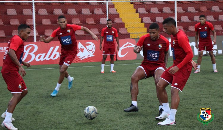 Ismael Díaz (izq.) y Roman Torres que intenta llegar al balón en los entrenamientos del seleccionado panameño. Foto:EFE