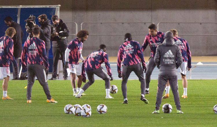 Los jugadores del Real Madrid durante su entrenamiento en el estadio Ciudad de Málaga. Foto:EFE