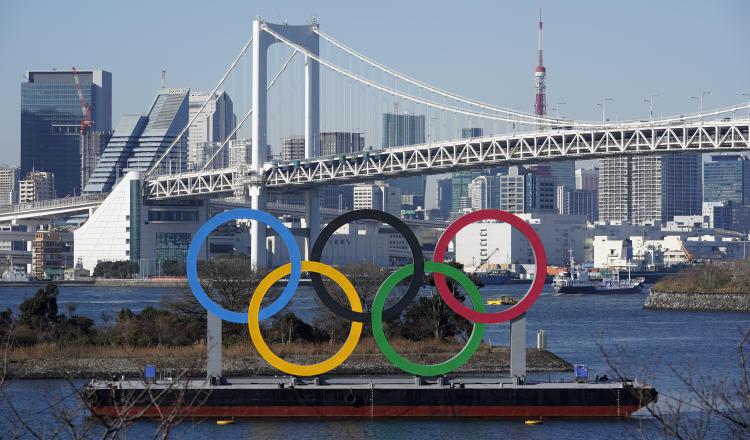 Un monumento gigante de los anillos olímpicos se ve antes del puente Rainbow en el Parque Marino Odaiba en Tokio. Foto:EFE