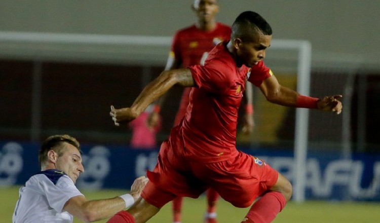 César Yanis conduce el balón ante el acecho de un jugador de Serbia. Foto:Fepafut