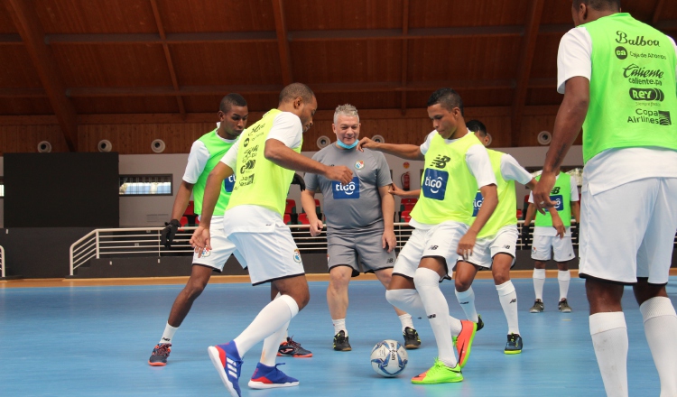 Jugadores del seleccionado de futsal en los entrenamientos. Foto:EFE