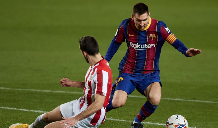 Messi del Barcelona (der) juega un balón ante Lekue del Athletic. Foto:EFE