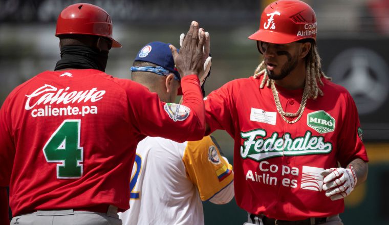 Jonathan Araúz (der.) festeja con Willy García. Foto:EFE