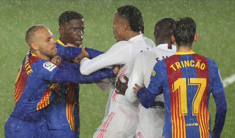 Martin Braithwaite (i) y Moriba Kourouma del Barcelona, forcejean con el defensa brasileño del Real Madrid, Militao. Foto:EFE