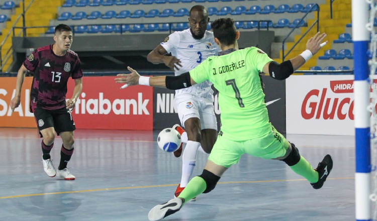 Óscar Hinks anotó el primer gol de Panamá ante México.  Foto:@concacaf