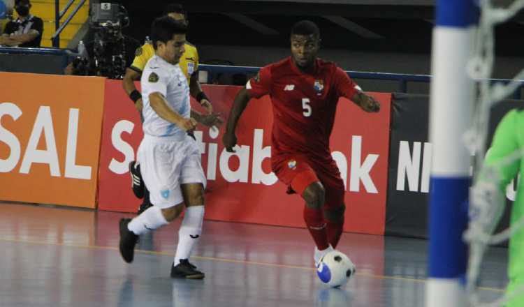 Alfonso Maquensi conduce le balón  ante la marca de chapín. Foto:Fepafut