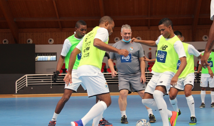 Fepafut y el técnico José Botana, planifican varias giras para partidos amistosos antes del Mundial de Futsal. Cortesía