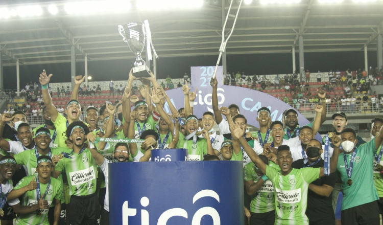 El equipo de Alianza festeja con el trofeo el campeonato de la Liga Prom. Foto:Cortesía