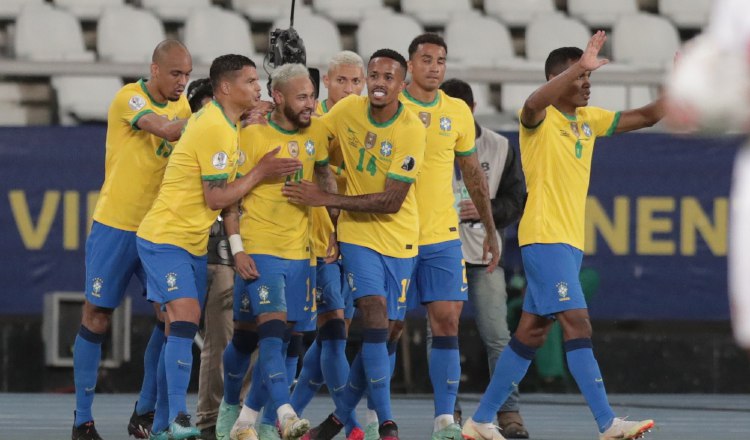 Jugadores de Brasil felicitan a Neymar tras anotar un gol contra Perú. Foto:EFE