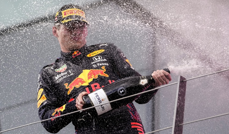 Max Verstappen de Red Bull Racing celebra su triunfo en el Gran Premio de Estiria. Foto:EFE