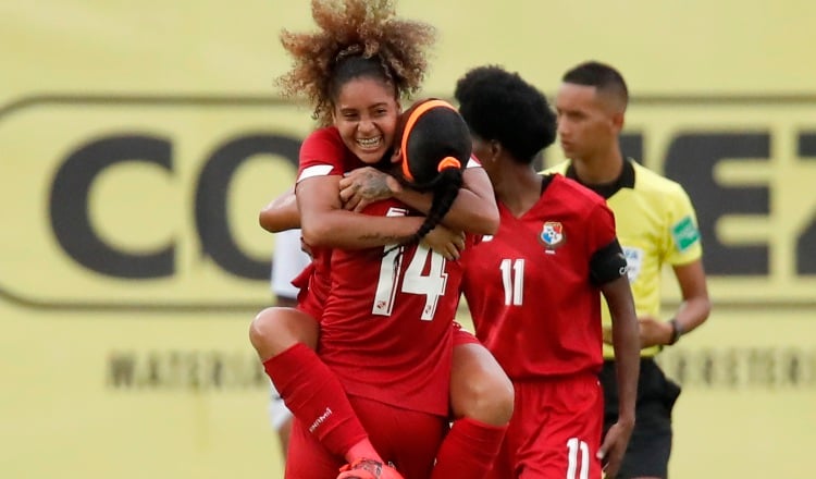 María Guevara festeja su gol ante República Dominicana. Foto:EFE