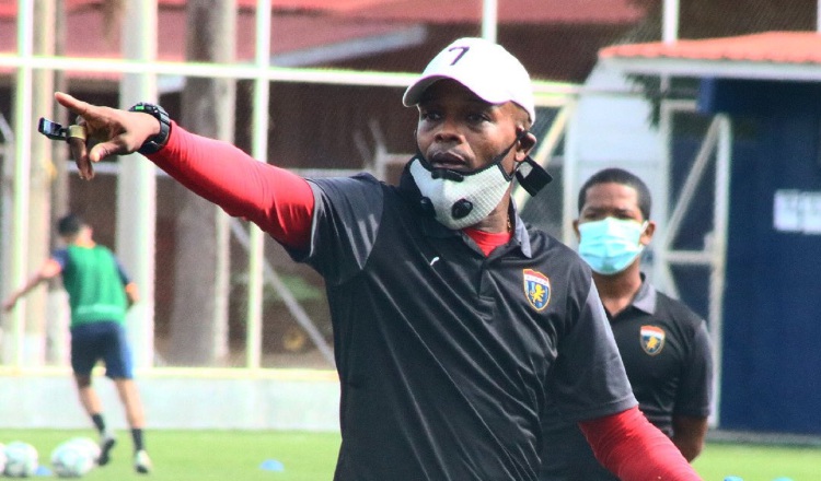 Jorge Luis Dely Valdés, técnico del Tauro. Foto: LPF