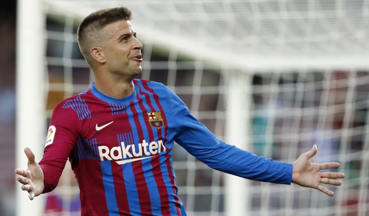 El defensa del Barcelona, Gerard Piqué, celebra su gol ante Real Sociedad.  Foto:EFE