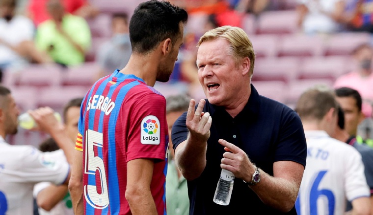 Sergio Busquets y Koeman. Foto:EFE