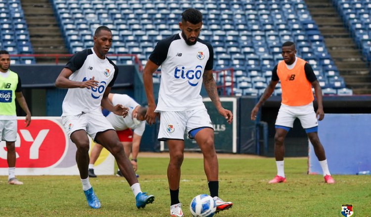 Aníbal Godoy conduce el balón ante el acecho de Abdiel Ayarza (izq.) durante los entrenamientos en el estadio Rod Carew. Foto:@Fepafut