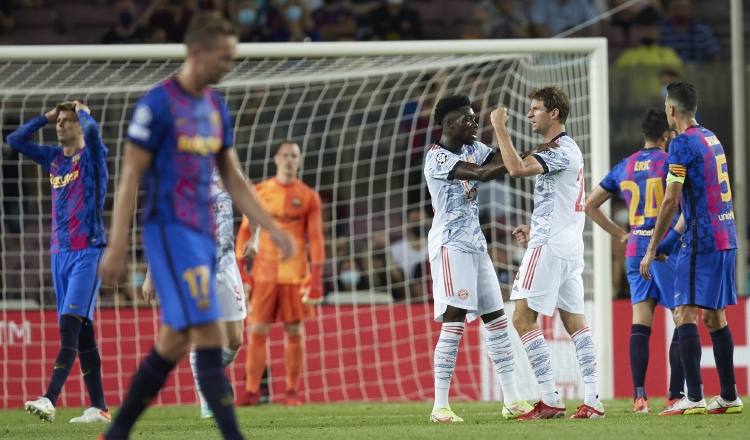 Thomas Müeller levanta su mano, para celebra su gol ante Barcelona en la Champions. Foto:EFE