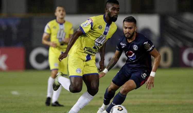 Everardo Rose  de Universitario (izq.) disputa un balón contra Omar Elvir de Motagua. Foto:EFE