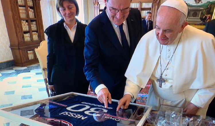 Papa observa la camiseta de Messi.