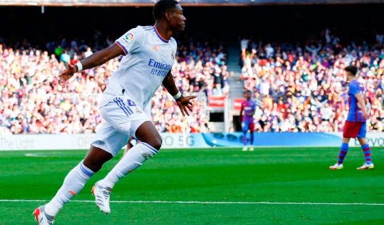 El defensa austriaco del Real Madrid David Alaba celebra su gol ante el FC Barcelona. Foto:EFE