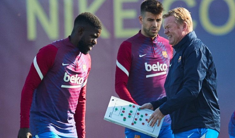 Ronald Koeman con el tablero en la mano, quedó fuera del Barcelona. Foto:EFE 