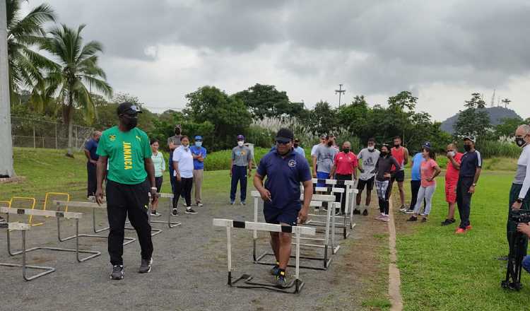 Atletismo panameño realiza talleres con sus entrenadores, impartido por el jamaiquino, Jerry Holnes. Foto:EFE