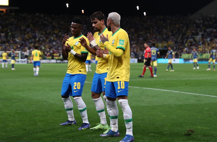 Vinicius (izq), Lucas Paqueta y Neymar feestejan  un gol de Brasil. Foto:EFE