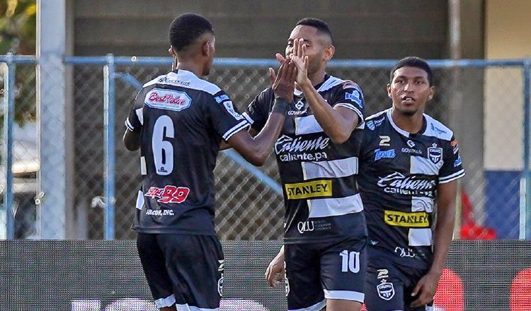 Ismael Díaz, festeja su gol que le dio el triunfo a Tauro sobre Alianza. Foto:Fepafut