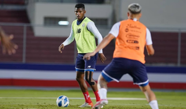 Fidel Escobar, (izq.) es uno de los titulares habituales en la zona defensiva panameña. Fepafut