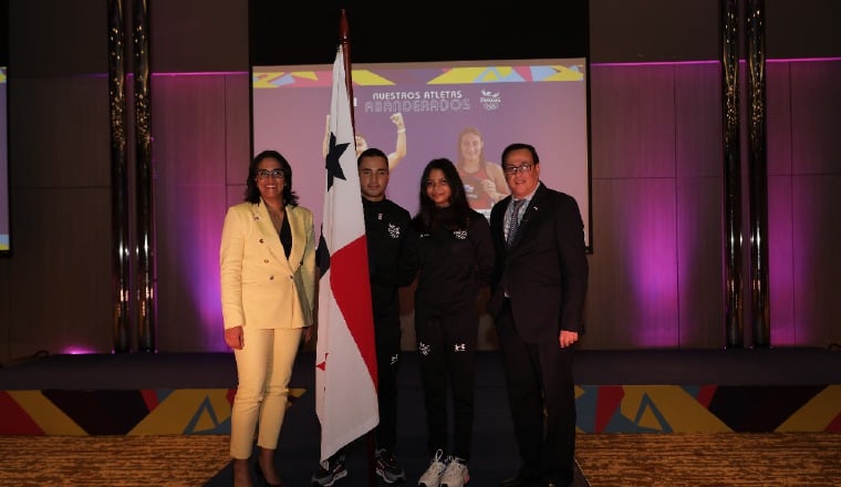 Ronnier Martínez con la  bandera panameña. Foto:COP