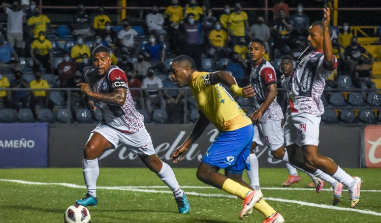 Luis Tejada de Herrera conduce el balón. Foto: LPF