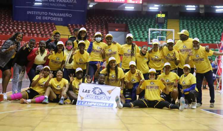 Las chicas del equipo colonense vencieron en la Serie Final al Club Deportivo Panteras.  Foto:Fepaba