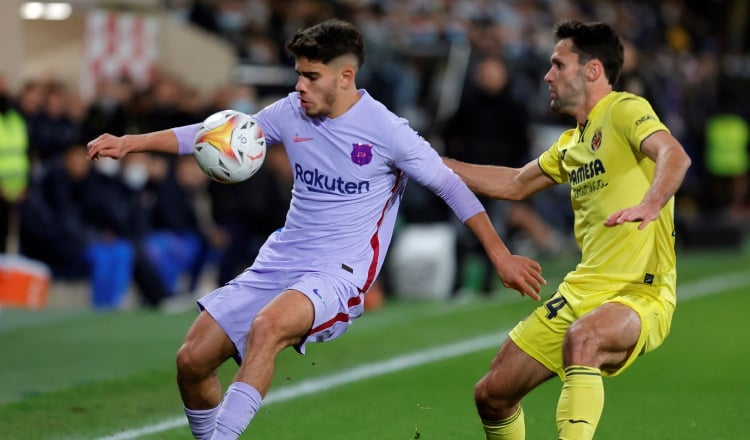 El delantero marroquí del FC Barcelona, Abdessamad Ezzalzouli (i) pelea un balón con el centrocampista del Villarreal, Alfonso Pedraza. Foto:EFE