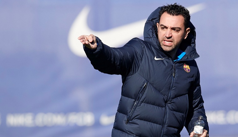 Xavi Hernández da algunas instrucciones a sus jugadores. Foto:EFE