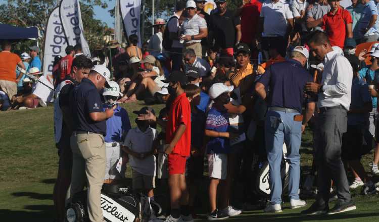 1-  Los golfistas   saludan a los aficionados del torneo Fotos: Víctor Arosemena 