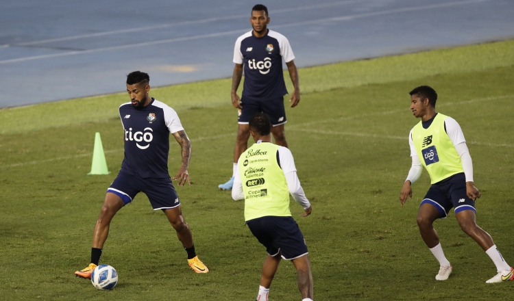 Aníbal Godoy con el balón, capitán de Panamá. Foto:EFE